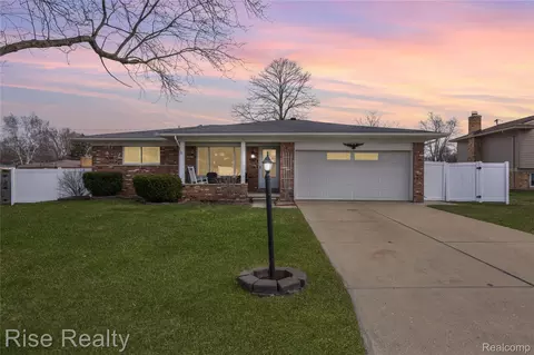 5407 Fairview Dr, Grand Blanc, MI 48439