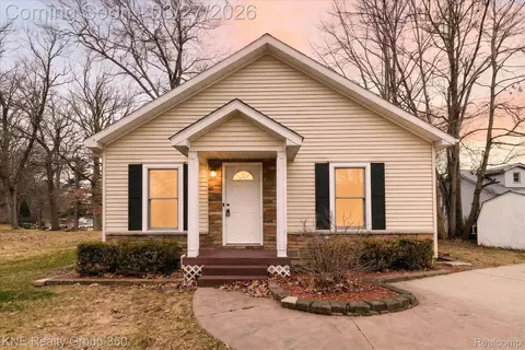 1525 Shoreline Dr, Hartland, MI 48353