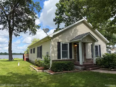 1525 Shoreline Dr, Hartland, MI 48353