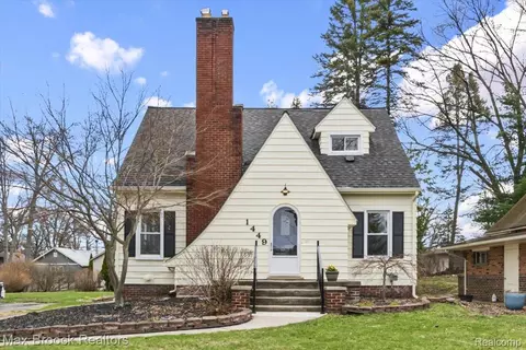 1449 Oakwood St, Sylvan Lake, MI 48320