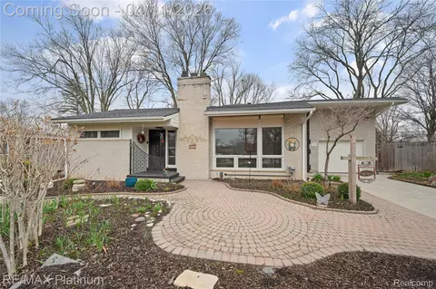 2454 N Middlebelt Rd N, West Bloomfield, MI 48324