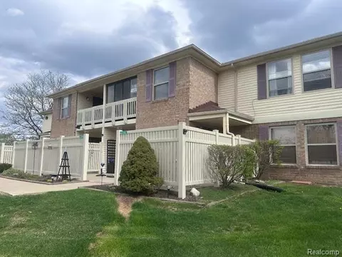61101 Greenwood Dr, South Lyon, MI 48178