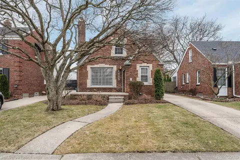 1525 Hollywood Ave, Grosse Pointe Woods, MI 48236