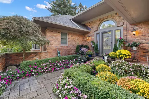 3673 York Ct, Bloomfield Hills, MI 48301