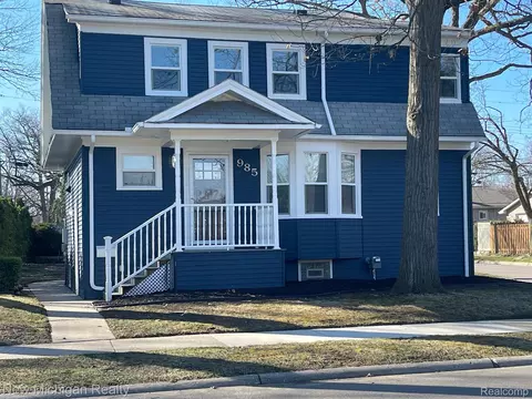 985 W Hazelhurst St, Ferndale, MI 48220