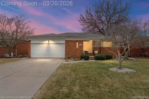 20312 Yale St, Saint Clair Shores, MI 48081