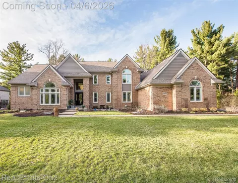 5350 Hidden Pines Dr, Genoa, MI 48116