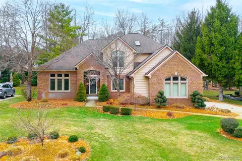 135 Great Pines Dr, Oxford, MI 48371