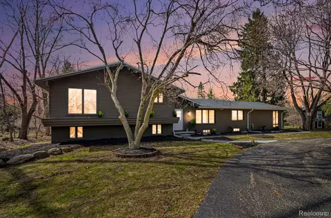 7250 Cedarcroft Ln, West Bloomfield, MI 48322