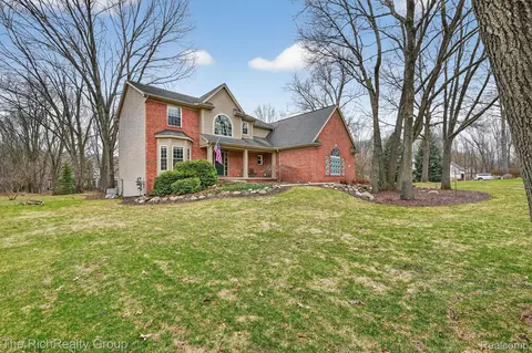 2227 Pine Bluffs Ct, Highland, MI 48357