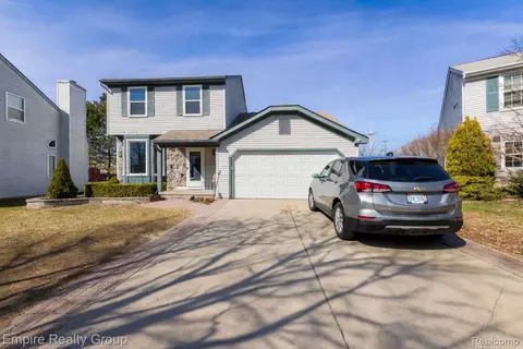 5925 Northridge Cir, Waterford, MI 48327