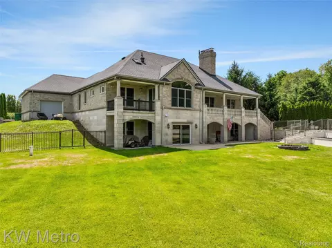 Exterior - 65884 Windrose Ct, Ray, MI 48096 photo 8 of 16
