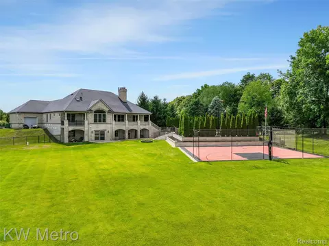 Exterior - 65884 Windrose Ct, Ray, MI 48096 photo 11 of 16