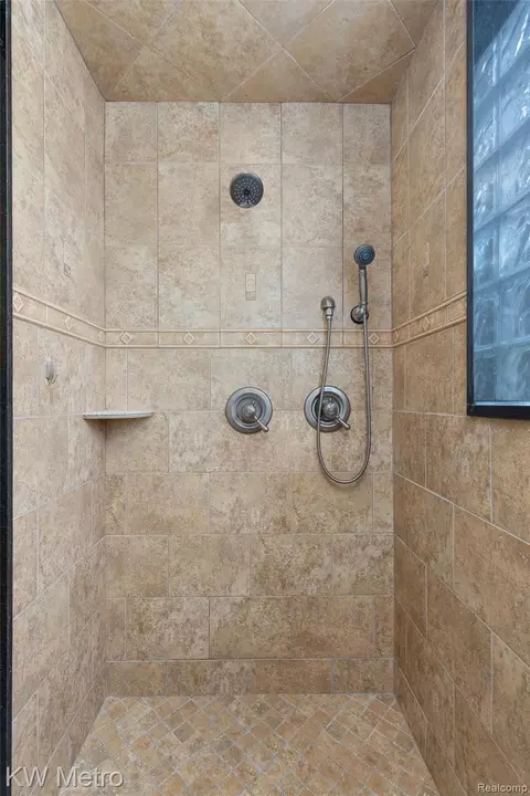 Bath - 65884 Windrose Ct, Ray, MI 48096 photo 4 of 12