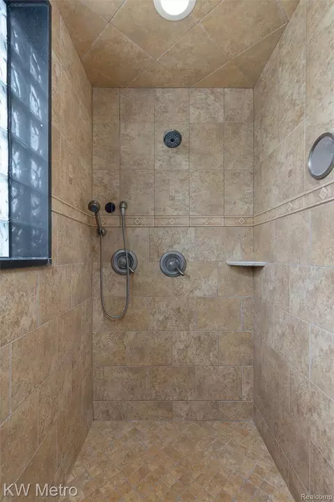 Bath - 65884 Windrose Ct, Ray, MI 48096 photo 3 of 12