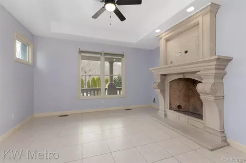 Living - 65884 Windrose Ct, Ray, MI 48096 photo 5 of 6
