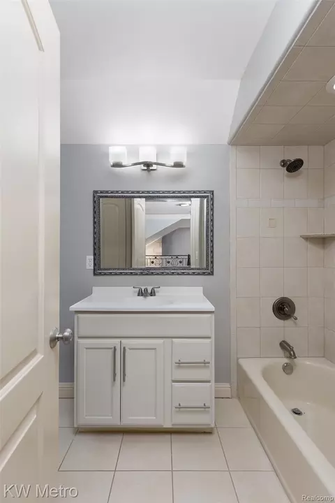 Bath - 65884 Windrose Ct, Ray, MI 48096 photo 10 of 12