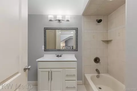 Bath - 65884 Windrose Ct, Ray, MI 48096 photo 9 of 12