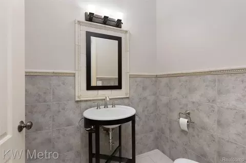 Bath - 65884 Windrose Ct, Ray, MI 48096 photo 6 of 12