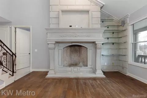 Living - 65884 Windrose Ct, Ray, MI 48096 photo 2 of 6