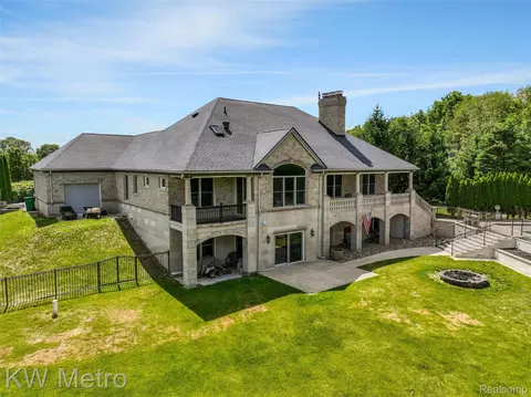 Exterior - 65884 Windrose Ct, Ray, MI 48096 photo 9 of 16
