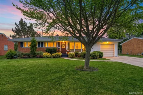 22960 Manning St, Farmington, MI 48336