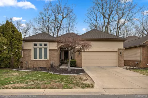 28 Turnberry Ln, Dearborn, MI 48120