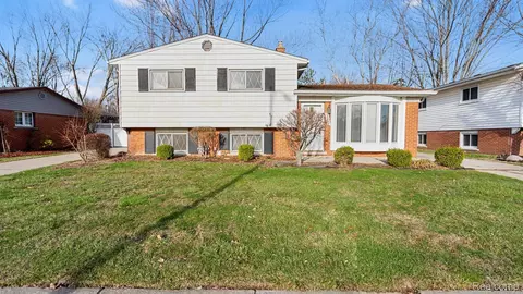 3262 Grange Rd, Trenton, MI 48183
