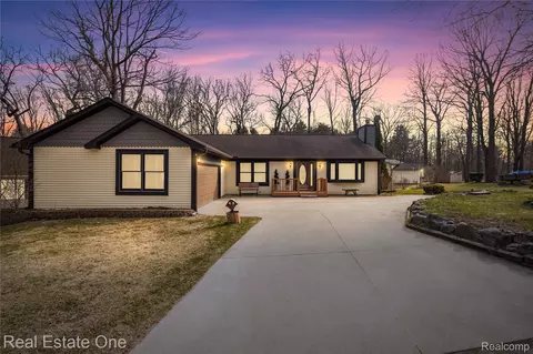 4921 Crestview Dr, Independence, MI 48348