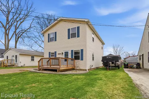 11605 Elmdale Rd, Green Oak, MI 48189