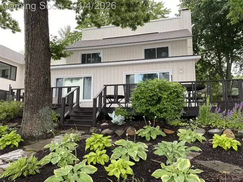 9666 Zukey Dr, Lakeland, MI 48143