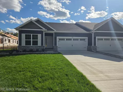 836 Oakwood Cir #36, Fenton, MI 48430