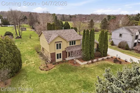 2142 Cumberland Dr, Brighton, MI 48114