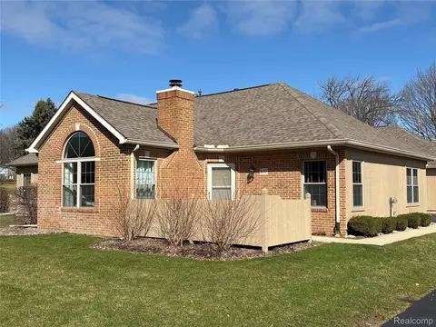 607 Perry Creek Dr, Grand Blanc, MI 48439