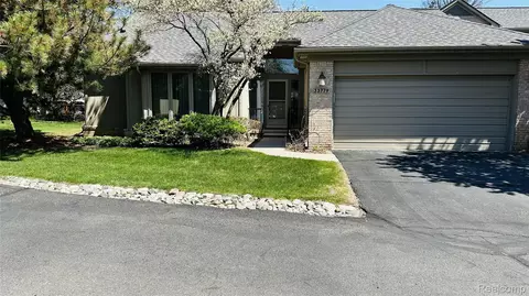 33779 Vista Dr, Farmington Hills, MI 48331