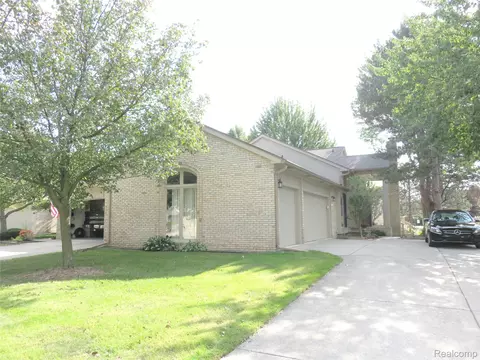 17610 Kirkwood Dr #66, Clinton Township, MI 48038