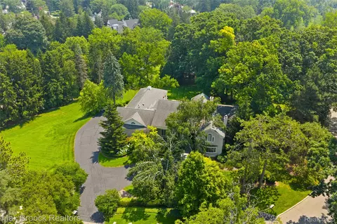 375 Dunston Rd, Bloomfield Hills, MI 48304