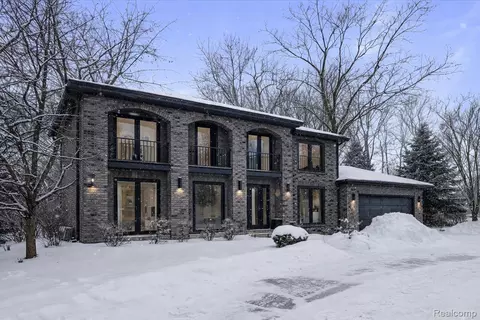 6018 Glen Eagles Dr, West Bloomfield, MI 48323