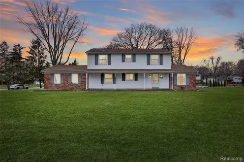 32319 Nottingwood St, Farmington Hills, MI 48334