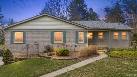 847 Leinster Rd, Rochester Hills, MI 48309