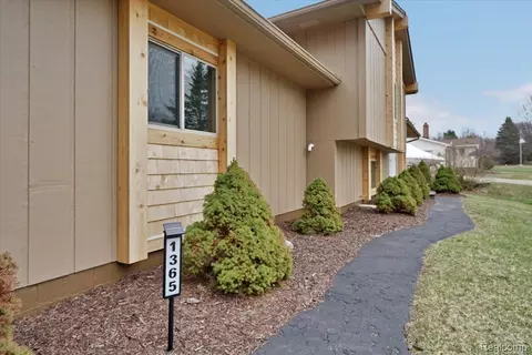 1365 Thistelridge, Holly, MI 48442