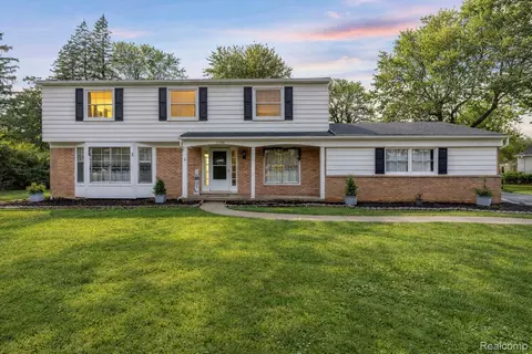5738 Pebbleshire Rd, Bloomfield Hills, MI 48301