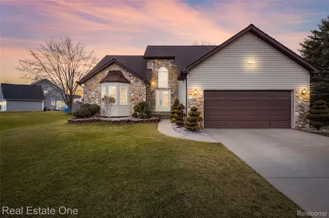 4438 Great Oaks Dr, Grand Blanc, MI 48439
