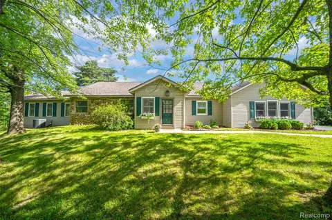 5370 Whipple Lake Rd, Independence, MI 48348