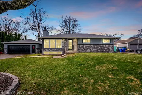 1385 Hira St, Waterford, MI 48328