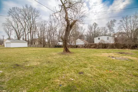 Exterior - 35799 Park Pl, Romulus, MI 48174 photo 3 of 4