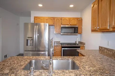 Kitchen - 35799 Park Pl, Romulus, MI 48174 photo 4 of 6