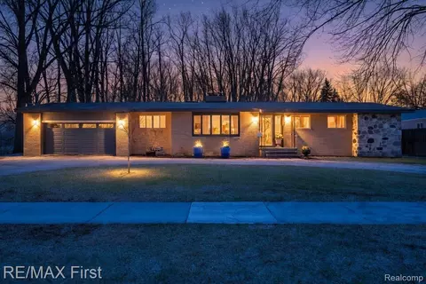 905 W Parker Ave, Madison Heights, MI 48071