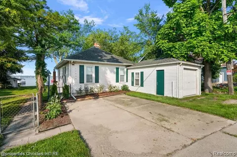 11346 E Shore Dr, Green Oak, MI 48189
