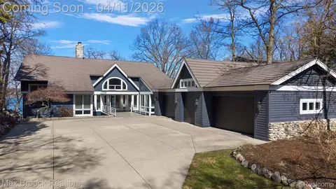 850 Lake Angelus Shrs, Lake Angelus, MI 48326